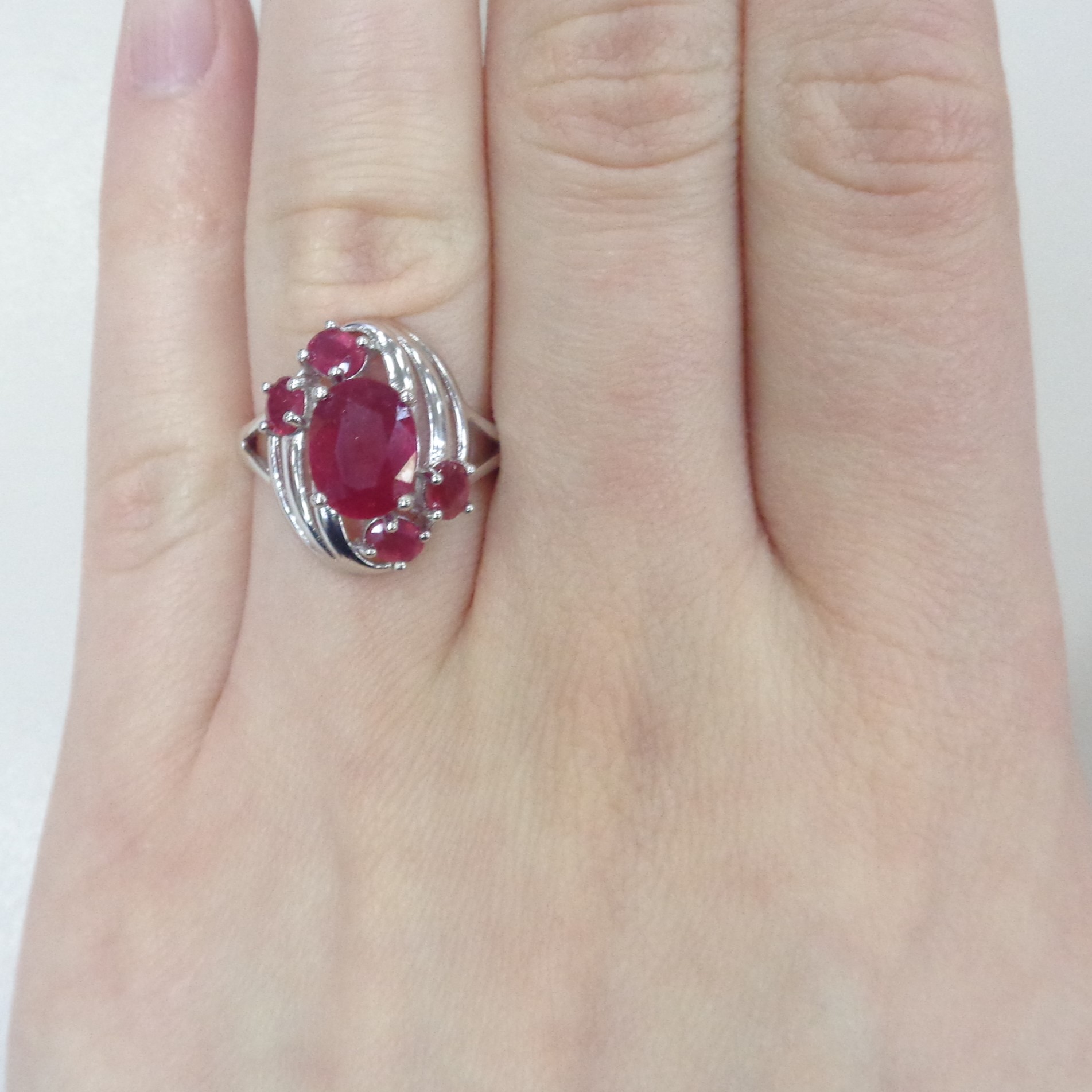 Серебряное кольцо с рубинами